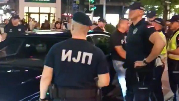 ХАОС У НИШУ: Возио супротним смером кроз центар града, грађани га опколили и држали све док није стигла полиција (ВИДЕО) ХАОС У НИШУ: Возио супротним смером кроз центар града, грађани га опколили и држали све док није стигла полиција (ВИДЕО)
