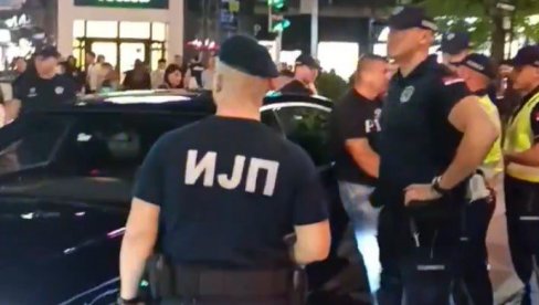 HAOS U NIŠU: Vozio suprotnim smerom kroz centar grada, građani ga opkolili i držali sve dok nije stigla policija (VIDEO) HAOS U NIŠU: Vozio suprotnim smerom kroz centar grada, građani ga opkolili i držali sve dok nije stigla policija (VIDEO)