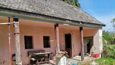 DOBILI KUĆU I DUG ZA STRUJU: Borba porodice Mehmeti ne prestaje, Maja i Šefćet sprečili oduzimanje dece, sele se u Bačku Palanku DOBILI KUĆU I DUG ZA STRUJU: Borba porodice Mehmeti ne prestaje, Maja i Šefćet sprečili oduzimanje dece, sele se u Bačku Palanku