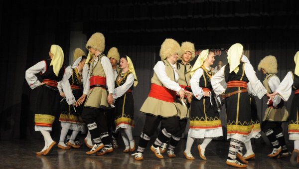 БЛАГО ЈЕ БРАТСКА ЉУБАВ: Дуже од деценије чланови ансамбла Јован Дучић из Требиња драги гости Краљева БЛАГО ЈЕ БРАТСКА ЉУБАВ: Дуже од деценије чланови ансамбла Јован Дучић из Требиња драги гости Краљева