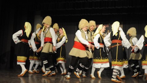 БЛАГО ЈЕ БРАТСКА ЉУБАВ: Дуже од деценије чланови ансамбла Јован Дучић из Требиња драги гости Краљева БЛАГО ЈЕ БРАТСКА ЉУБАВ: Дуже од деценије чланови ансамбла Јован Дучић из Требиња драги гости Краљева