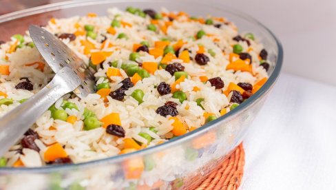 SALATA OD PIRINČA I POVRĆA: Fantastično ukusna, može zameniti obrok SALATA OD PIRINČA I POVRĆA: Fantastično ukusna, može zameniti obrok
