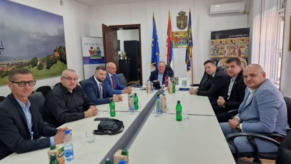 ГРАДОВИ ПОБРАТИМИ О ЈОШ БОЉИМ ОДНОСИМА: Унапређена сарадња Лесковца и Бијељине ГРАДОВИ ПОБРАТИМИ О ЈОШ БОЉИМ ОДНОСИМА: Унапређена сарадња Лесковца и Бијељине