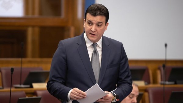 ТРАЖИЛИ ОСТАВКУ МИЛОВИЋА: Министар правде на удару посланичких питања, Филип Аџић га оптужио да је заштитник мафије ТРАЖИЛИ ОСТАВКУ МИЛОВИЋА: Министар правде на удару посланичких питања, Филип Аџић га оптужио да је заштитник мафије
