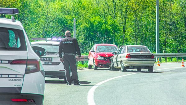 СУДАР НА УЛАЗУ У ЗВЕЗДАН КОД ЗАЈЕЧАРА: Три особе повређене СУДАР НА УЛАЗУ У ЗВЕЗДАН КОД ЗАЈЕЧАРА: Три особе повређене