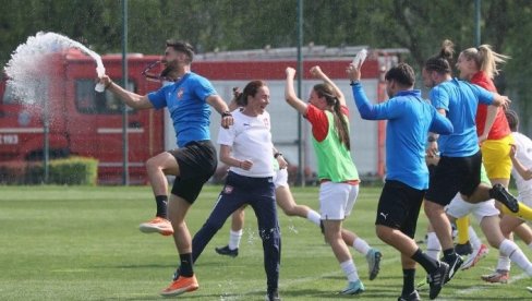 ИЗВИНИТЕ, НИСМО ЗНАЛИ ДА СТЕ СИЛА! Српкиње великим тријумфом прошле на Европско првенство, о овим головима ће тек да се прича! (ВИДЕО) ИЗВИНИТЕ, НИСМО ЗНАЛИ ДА СТЕ СИЛА! Српкиње великим тријумфом прошле на Европско првенство, о овим головима ће тек да се прича! (ВИДЕО)