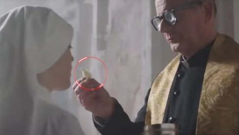 КАТОЛИЦИ БЕСНИ: Чиме свештеник причешћује часну сестру?! Ово је бласфемија! (ВИДЕО) КАТОЛИЦИ БЕСНИ: Чиме свештеник причешћује часну сестру?! Ово је бласфемија! (ВИДЕО)