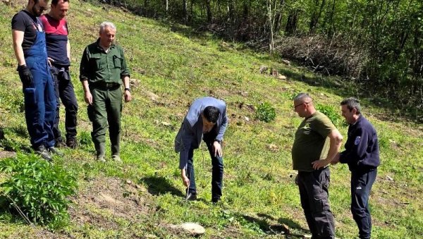 ГРАД ПОМАЖЕ У ПОШУМЉАВАЊУ: Кампања „Април-месец чистоће“ настављена у Зворнику