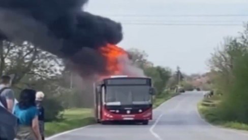 AUTOBUS KOMPLETNO IZGOREO: Drama kod Lazarevca, crni gusti dim prekrio naselje (VIDEO) AUTOBUS KOMPLETNO IZGOREO: Drama kod Lazarevca, crni gusti dim prekrio naselje (VIDEO)