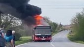 AUTOBUS KOMPLETNO IZGOREO: Drama kod Lazarevca, crni gusti dim prekrio naselje (VIDEO) AUTOBUS KOMPLETNO IZGOREO: Drama kod Lazarevca, crni gusti dim prekrio naselje (VIDEO)