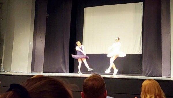 „КЕРОВИ У ШАПЦУ: Занимљива представа одиграна у граду на Сави „КЕРОВИ У ШАПЦУ: Занимљива представа одиграна у граду на Сави