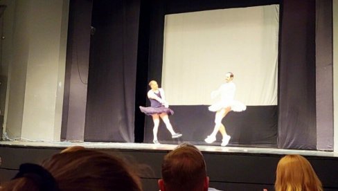 „KEROVI U ŠAPCU: Zanimljiva predstava odigrana u gradu na Savi „KEROVI U ŠAPCU: Zanimljiva predstava odigrana u gradu na Savi