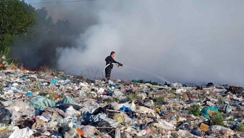 GORI DEPONIJA U PLANDIŠTU: Gust dim se nadvio nad varošicom, požar zasada lokalizovan GORI DEPONIJA U PLANDIŠTU: Gust dim se nadvio nad varošicom, požar zasada lokalizovan