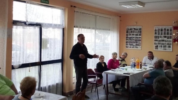 СТИХОВИМА ОЖИВЕЛИ МЕЂУ: Песничко вече одржано у родном селу Џонија Вајсмилера СТИХОВИМА ОЖИВЕЛИ МЕЂУ: Песничко вече одржано у родном селу Џонија Вајсмилера