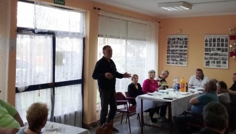 STIHOVIMA OŽIVELI MEĐU: Pesničko veče održano u rodnom selu DŽonija Vajsmilera STIHOVIMA OŽIVELI MEĐU: Pesničko veče održano u rodnom selu DŽonija Vajsmilera