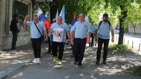 HODOČAŠĆE ZA MALOG LUKU: Humanitarni marš Dejana Živića od Kraljeva do Ostroga HODOČAŠĆE ZA MALOG LUKU: Humanitarni marš Dejana Živića od Kraljeva do Ostroga