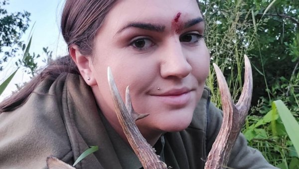 КРИСТИНА ЕФИКАСНА СА “ШЕСНАЕСТИЦОМ”: Ловци Удружења “ШУмадија” имају жену у својим редовима (ФОТО) КРИСТИНА ЕФИКАСНА СА “ШЕСНАЕСТИЦОМ”: Ловци Удружења “ШУмадија” имају жену у својим редовима (ФОТО)