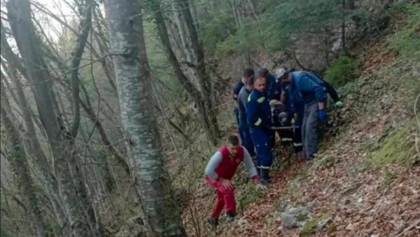 МЛАДИЋ ПАО СА ЛИТИЦЕ: Језива несрећа код Пљеваља, повређеног носили километар до санитета МЛАДИЋ ПАО СА ЛИТИЦЕ: Језива несрећа код Пљеваља, повређеног носили километар до санитета