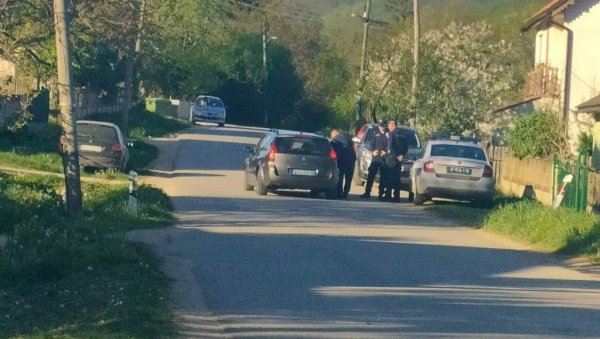РОЂАЦИ СТИГЛИ У КУЋУ ОСУМЊИЧЕНОГ ЗА УБИСТВО ДАНКЕ ИЛИЋ: Ево шта се тренутно дешава у селу Злот (ФОТО/ВИДЕО) РОЂАЦИ СТИГЛИ У КУЋУ ОСУМЊИЧЕНОГ ЗА УБИСТВО ДАНКЕ ИЛИЋ: Ево шта се тренутно дешава у селу Злот (ФОТО/ВИДЕО)