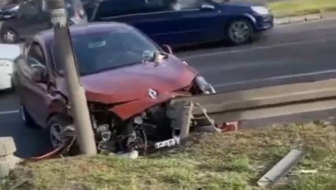 TEŠKA NESREĆA NA BANOVOM BRDU: Prednji deo automobila uništen, stvaraju se velike gužve u ovom delu grada (VIDEO) TEŠKA NESREĆA NA BANOVOM BRDU: Prednji deo automobila uništen, stvaraju se velike gužve u ovom delu grada (VIDEO)