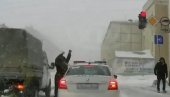 SNIMAK DANA: Muškarac izašao iz automobila i uradio ono što niko nije ni sanjao SNIMAK DANA: Muškarac izašao iz automobila i uradio ono što niko nije ni sanjao