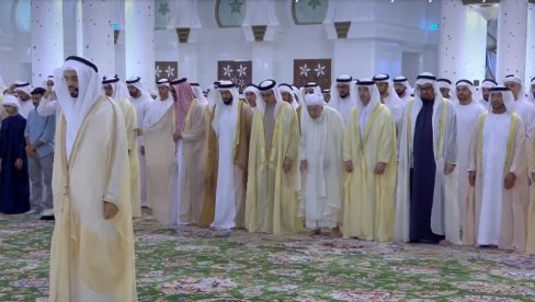 MOLITVA ZA RAMAZANSKI BAJRAM: Predsednik UAE obavlja molitvu u Velikoj džamiji šeika Zajeda (VIDEO) MOLITVA ZA RAMAZANSKI BAJRAM: Predsednik UAE obavlja molitvu u Velikoj džamiji šeika Zajeda (VIDEO)