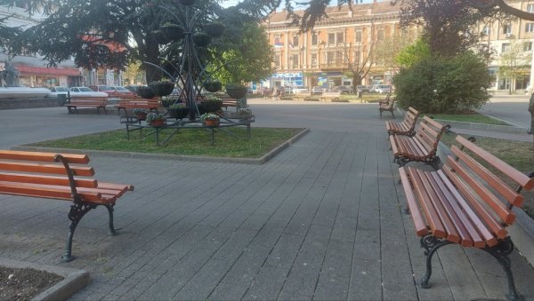 ТРГ ПОБЕДЕ У ВРШЦУ У НОВОМ РУХУ: Замењене даске на свих 28 клупа ТРГ ПОБЕДЕ У ВРШЦУ У НОВОМ РУХУ: Замењене даске на свих 28 клупа