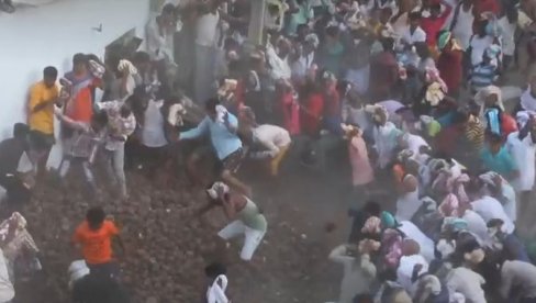 KRAVLJOM BALEGOM DO ZDRAVLJA: Hiljade muškaraca i žena učestvuju u godišnjem ,,Pikadala ratu,, (VIDEO) KRAVLJOM BALEGOM DO ZDRAVLJA: Hiljade muškaraca i žena učestvuju u godišnjem ,,Pikadala ratu,, (VIDEO)