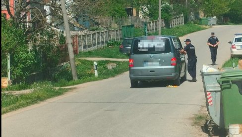 POGREBNO VOZILO SA TELOM DALIBORA ZASTALO ISPRED KAPIJE: Majka jaukala na sav glas (FOTO/VIDEO)