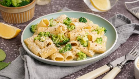 PASTA SA BROKOLIJEM: Kremasto uživanje, ručak koji retko ko može da preskoči PASTA SA BROKOLIJEM: Kremasto uživanje, ručak koji retko ko može da preskoči