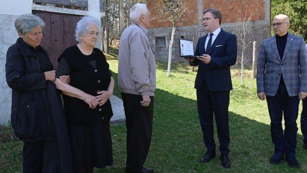 БОРАЧКА СПОМЕНИЦА РОДИТЕЉИМА ВОДНИКА СТРАДАЛОГ НА КОШАРАМА: Иван Васојевић из околине Сјенице погинуо извлачећи рањеног војника БОРАЧКА СПОМЕНИЦА РОДИТЕЉИМА ВОДНИКА СТРАДАЛОГ НА КОШАРАМА: Иван Васојевић из околине Сјенице погинуо извлачећи рањеног војника