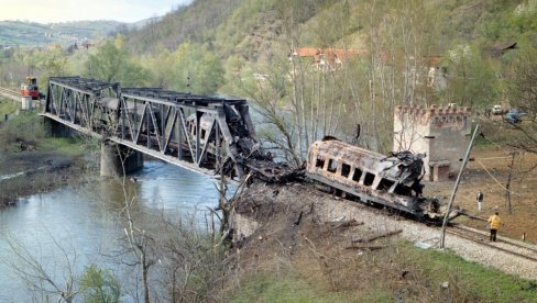 SPRŽILI VOZ PUN PUTNIKA: Danas je 25 godina od jezivog zločina NATO nad civilima tokom agresije na našu zemlju SPRŽILI VOZ PUN PUTNIKA: Danas je 25 godina od jezivog zločina NATO nad civilima tokom agresije na našu zemlju