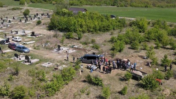 ПОГЛЕДАЈТЕ СЛИКЕ СА САХРАНЕ ДАЛИБОРА ДРАГИЈЕВИЋА: Мајка са родбином испратила сина на починак (ФОТО) ПОГЛЕДАЈТЕ СЛИКЕ СА САХРАНЕ ДАЛИБОРА ДРАГИЈЕВИЋА: Мајка са родбином испратила сина на починак (ФОТО)