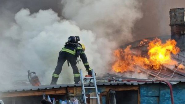 ПЛАМЕН ЗАХВАТИО КРОВ ЗГРАДЕ У БАРАЈЕВУ: 17 ватрогасаца са седам возила на лицу места ПЛАМЕН ЗАХВАТИО КРОВ ЗГРАДЕ У БАРАЈЕВУ: 17 ватрогасаца са седам возила на лицу места