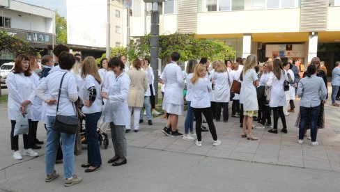 BRANE SVOJE APOTEKE: Protestni skup zaposlenih u Apotekarskoj ustanovi Kraljevo BRANE SVOJE APOTEKE: Protestni skup zaposlenih u Apotekarskoj ustanovi Kraljevo