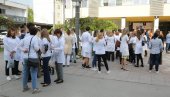 BRANE SVOJE APOTEKE: Protestni skup zaposlenih u Apotekarskoj ustanovi Kraljevo BRANE SVOJE APOTEKE: Protestni skup zaposlenih u Apotekarskoj ustanovi Kraljevo