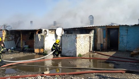 VATROGASCI I DALJE NA TERENU: Veliki požar jutros u novosadskom naselju Bangladeš, srećom bez žrtava