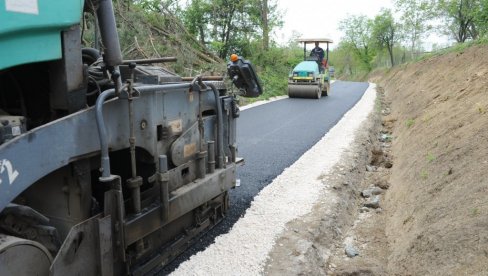 ASFALT STIGAO U LOPATNICU: Rekonstrukcija seoskih saobraćajnica u kraljevačkom kraju ASFALT STIGAO U LOPATNICU: Rekonstrukcija seoskih saobraćajnica u kraljevačkom kraju