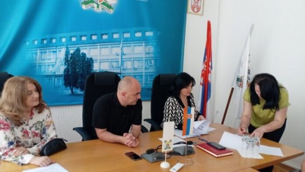 БЛОКОВИ, ПЕСАК, ЦЕМЕНТ...За боље услове становања избеглица у Бачкој Паланци БЛОКОВИ, ПЕСАК, ЦЕМЕНТ...За боље услове становања избеглица у Бачкој Паланци