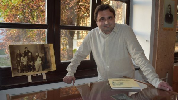 ПОРТРЕТИ И РЕКЛАМЕ ИЗ ПРОШЛОГ ВЕКА: На изложби у Народној библиотеци Јован Поповић у Кикинди представљене фотографије Хечка Мора (ФОТО) ПОРТРЕТИ И РЕКЛАМЕ ИЗ ПРОШЛОГ ВЕКА: На изложби у Народној библиотеци Јован Поповић у Кикинди представљене фотографије Хечка Мора (ФОТО)