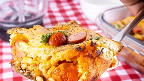 SLANA LENJA PITA SA KOBASICAMA: Izdašna i ukusna SLANA LENJA PITA SA KOBASICAMA: Izdašna i ukusna