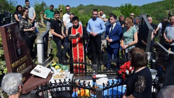 ИСТИНА О КОШАРАМА БИЛА СКРИВАНА: Дејан Антић, државни секретар Министарства за рад, на парастосу погинулом Драгану Милићевићу Шумару ИСТИНА О КОШАРАМА БИЛА СКРИВАНА: Дејан Антић, државни секретар Министарства за рад, на парастосу погинулом Драгану Милићевићу Шумару