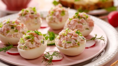 ПРЕДЛОГ ЗА ВАСКРС Пуњена јаја са шунком: Савршено предјело за празничнуу трпезу