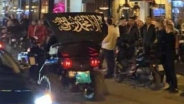 ПРЕТЊЕ УЗ ЗАСТАВУ ИСЛАМСКЕ ДРЖАВЕ: Срби у Новом Пазару узнемирени после дивљања екстремиста који су скандирали Републици Санџак ПРЕТЊЕ УЗ ЗАСТАВУ ИСЛАМСКЕ ДРЖАВЕ: Срби у Новом Пазару узнемирени после дивљања екстремиста који су скандирали Републици Санџак