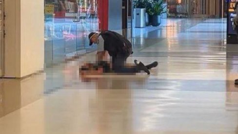 (UZNEMIRUJUĆE) PRVI SNIMCI NAPADA U TRŽNOM CENTRU U SIDNEJU: LJudi leže u lokvi krvi, vidi se napadač (VIDEO) (UZNEMIRUJUĆE) PRVI SNIMCI NAPADA U TRŽNOM CENTRU U SIDNEJU: LJudi leže u lokvi krvi, vidi se napadač (VIDEO)