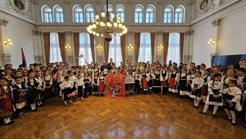 ČUVAJU TRADICIJU: Učesnici dečjeg festivala Ruka ruci na prijemu u Gradskoj kući u Novom Sadu