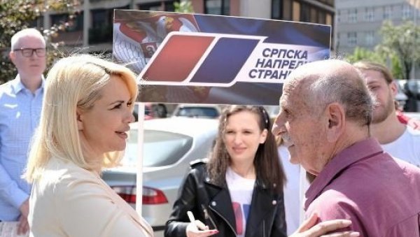 ДАРИЈА КИСИЋ У ДРУЖЕЊУ СА ГРАЂАНИМА НА ПАЛИЛУЛИ: Њихови предлози и сугестије су нам веома важни и зато желимо да их саслушамо (ФОТО) ДАРИЈА КИСИЋ У ДРУЖЕЊУ СА ГРАЂАНИМА НА ПАЛИЛУЛИ: Њихови предлози и сугестије су нам веома важни и зато желимо да их саслушамо (ФОТО)