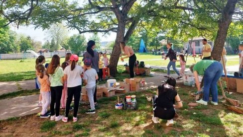 DA BLISTA DVORIŠTE VRTIĆA: U Paraćinu radni vikend za vaspitače, decu i roditelje (FOTO) DA BLISTA DVORIŠTE VRTIĆA: U Paraćinu radni vikend za vaspitače, decu i roditelje (FOTO)