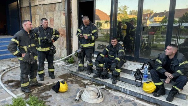 ИЗГОРЕО БИОСКОП: Ватрогасци спречили да се ватра прошири (ФОТО) ИЗГОРЕО БИОСКОП: Ватрогасци спречили да се ватра прошири (ФОТО)