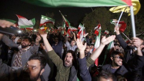 IRAN IZLAZI IZ SPORAZUMA O NEŠIRENJU NUKLEARNOG ORUŽJA? Sankcioni pritisak ne jenjava IRAN IZLAZI IZ SPORAZUMA O NEŠIRENJU NUKLEARNOG ORUŽJA? Sankcioni pritisak ne jenjava